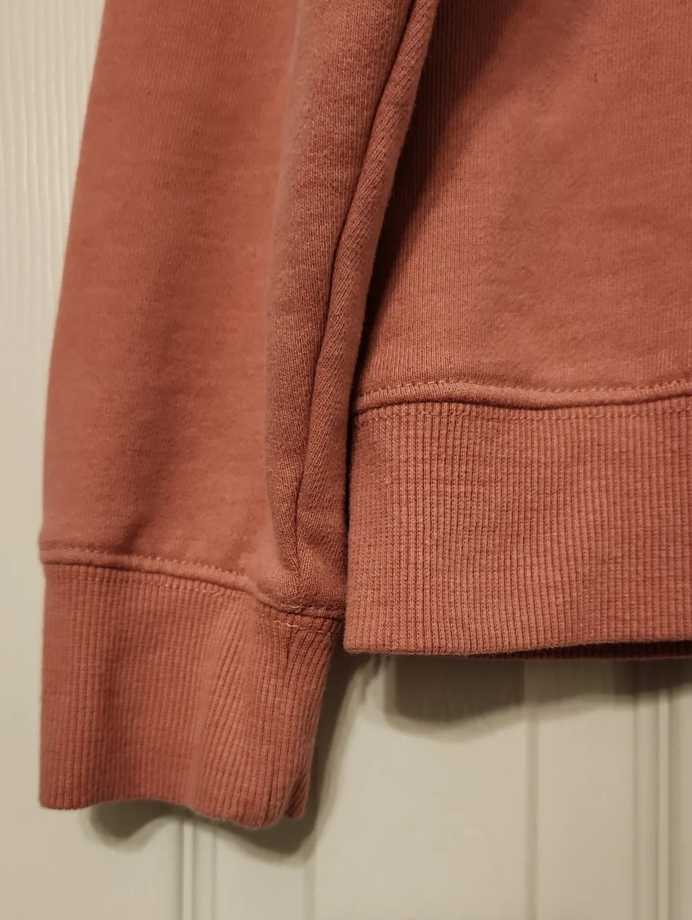 Ariat Women’s Crewneck Logo Sweatershirt in Dusty Rose - Picture 3 of 12